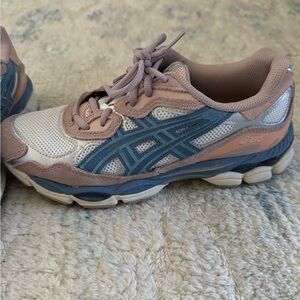 ASICS 
GEL-NYC
Color: CREAM/GREY FLOSS
Size: 8